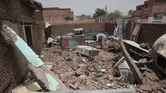Seorang pria membersihkan puing-puing rumah yang terkena serangan dalam pertempuran baru-baru ini di Khartoum, Sudan, Selasa, 25 April 2023. (AP Photo/Marwan Ali)