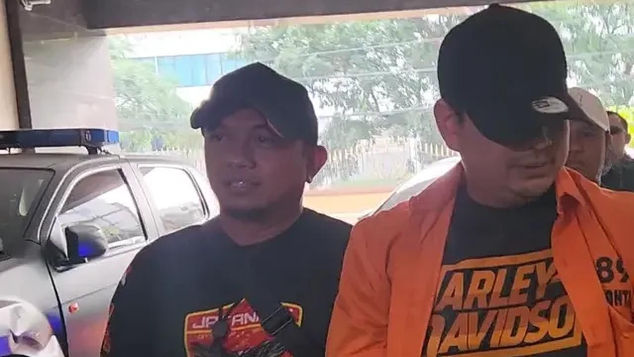 Dito menyatakan hal itu sambil tersenyum. Saat tiba, dia mengenakan pakaian tahanan oranye dengan tangan diborgol.<br>