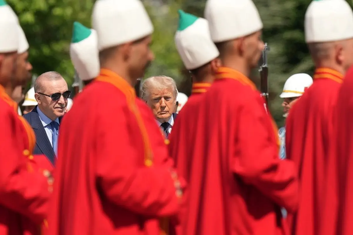 Presiden AS Donald Trump (tengah) dan Presiden Turki Recep Tayyip Erdogan (kiri) menghadiri upacara penyambutan resmi di Istana Kepresidenan Bestepe saat KTT NATO di Ankara, Turki, Selasa (7/7/2026).