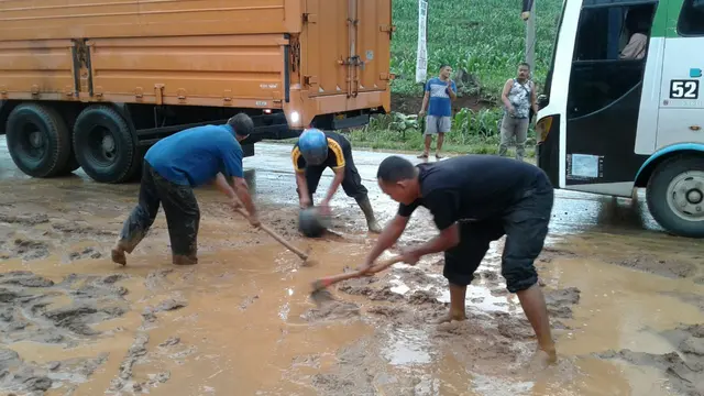 Banjir lumpur menggenangi Jalan Nasional Lintas Selatan (JLS) antara Bandung-Purwokerto di Majenang dan Cimangggu, Cilacap. (Foto: Liputan6.com/BPBD Cilacap/Muhamad Ridlo)