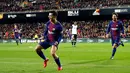 Pemain Barcelona Philippe Coutinho melakukan selebrasi usai mencetak gol ke gawang Valencia dalam pertandingan Copa del Rey di stadion Mestalla di Valencia (8/2). Barcelona menaklukan Valencia 2-0 di leg 2 semifinal. (AP Photo/Alberto Saiz)