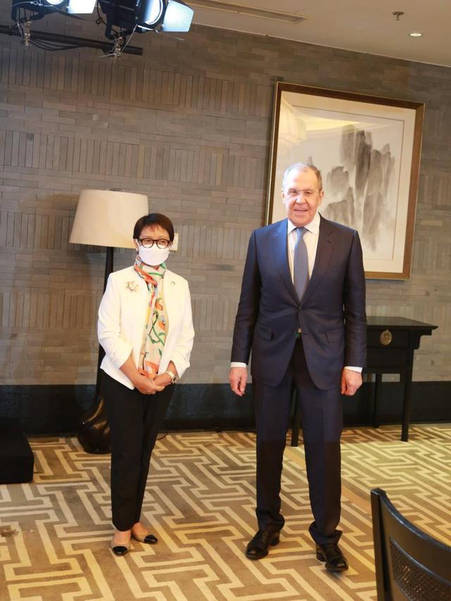 Menlu Retno Marsudi bertemu dengan Menlu Rusia Sergey Lavrov di Tunxi, China.