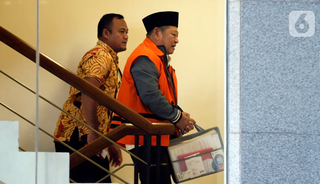 Bupati nonaktif Sidoarjo Saiful Ilah (kanan) menaiki tangga menuju ruang pemeriksaan di Gedung KPK, Jakarta, Jumat (6/3/2020). Saiful Ilah diperiksa sebagai tersangka untuk melengkapi berkas terkait dugaan menerima suap proyek infrastruktur di Dinas PUPR Kabupaten Sidoarjo. (merdeka.com/Dwi Narwoko)