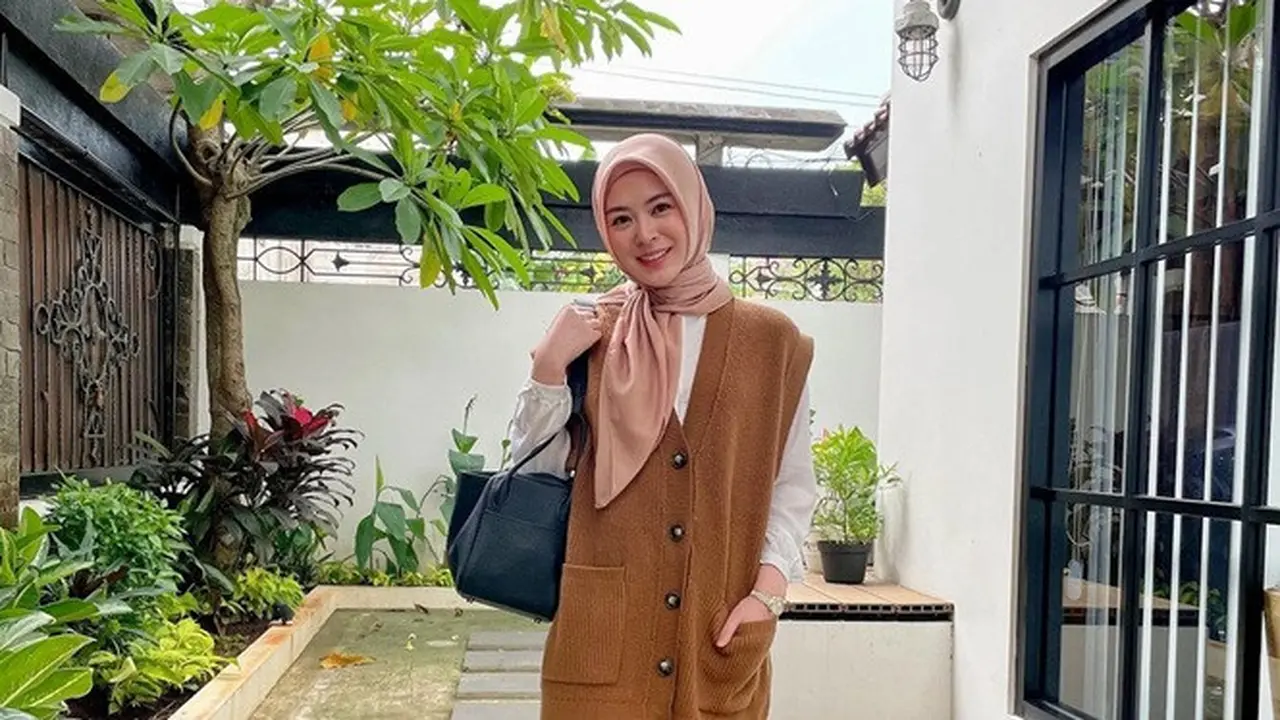 7 Inspirasi Gaya Hijab Ayana Jihye Moon, Simple dan Menawan