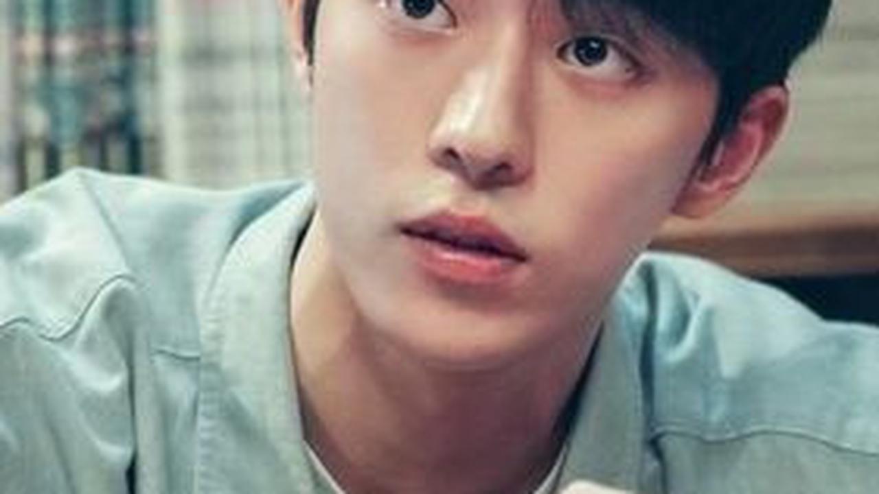 Dalam "Start-Up," Nam Joo Hyuk memerankan karakter Nam Do-san, seorang jenius matematika yang terlibat dalam dunia startup.
