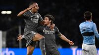Penyerang Real Madrid, Kylian Mbappe (kiri) merayakan gol saat pertandingan Liga Spanyol melawan RC Celta de Vigo di stadion Balaidos, Vigo, Sabtu 19 Oktober 2024 atau Minggu (20/10/2024) dini hari WIB. (MIGUEL RIOPA/AFP)