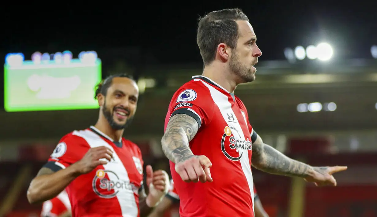 Penyerang Southampton, Danny Ings, melakukan selebrasi usai mencetak gol ke gawang Liverpool pada laga Liga Inggris di Stadion St Mary's, Selasa (05/01/2021). Liverpool takluk 1-0 dari Southampton. (AP/Noami Baker,Pool)