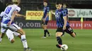 Gelandang Atalanta, Ruslan Malinovskiy, berebut bola dengan pemain Sampdoria pada laga lanjutan Serie A pekan ke-31 di Gewiss Stadium, Kamis (9/7/2020) dini hari WIB. Atalanta menang 2-0 atas Sampdoria. (Gianluca Checchi/LaPresse via AP)