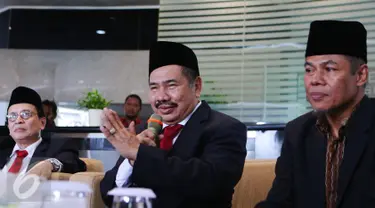  Ketua PPATK Kiagus Ahmad Badaruddin (tengah) bersama Wakil Ketua, Dian Ediana Rae (kiri) dan Mantan Ketua PPATK M Yusuf memberi keterangan usai sertijab di Gedung PPATK, Jakarta, Rabu (26/10). (Liputan6.com/Angga Yuniar)