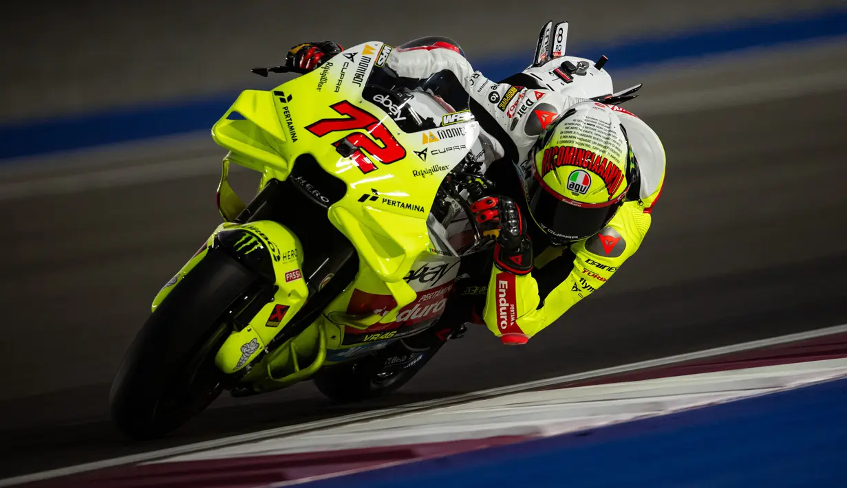 Pembalap Pertamina Enduro VR46 Marco Bezzecchi mengendalikan motornya saat tes pramusim MotoGP 2024 di Sirkuit Internasional Lusail, Doha, Qatar, Selasa (20/2/2024) waktu setempat.  (Dok. Tim Balap Pertamina Enduro VR46)
