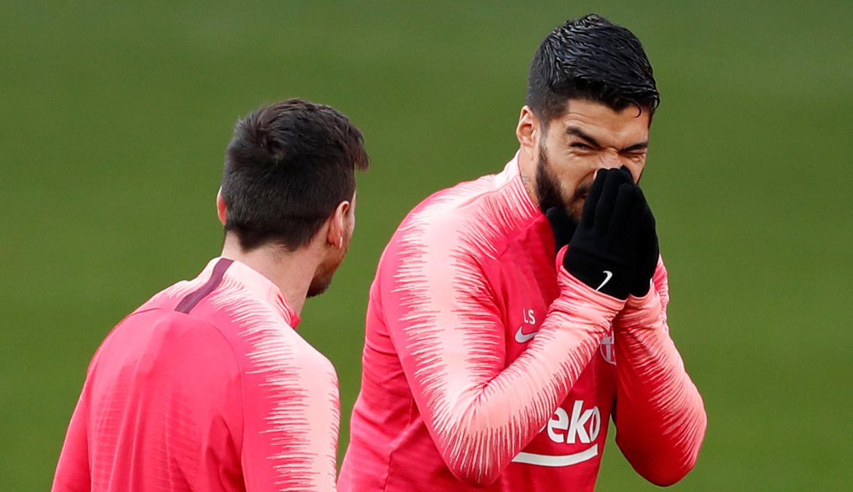 Pemain Barcelona Luis Suarez (kanan) memandang Lionel Messi saat berlatih bersama jelang menghadapi Manchester United (MU) pada leg pertama perempat final Liga Champions 2018/19 di Old Trafford, Manchester, Inggris, Selasa (9/4). (Reuters/Lee Smith)
