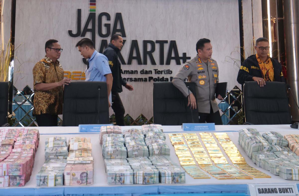 Penampakan Uang Miliaran dan Emas Batangan Sitaan di Polda Metro Jaya