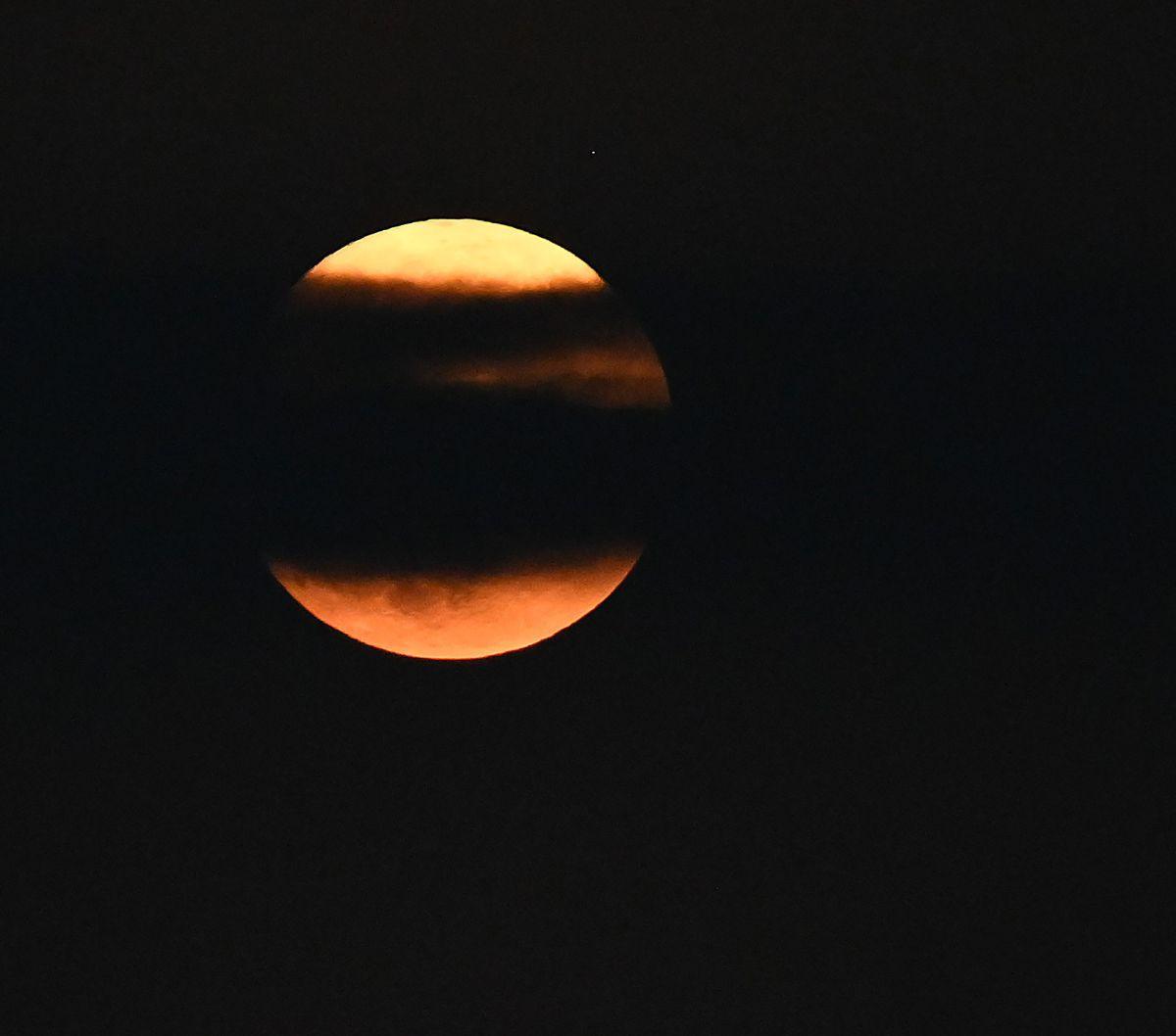 Cahaya yang dihasilkan dari fenomena Supermoon ini lebih cerah dari biasanya.

Pada fenomena ini kecerahan bulan mengalami peningkatan hingga 30 persen.