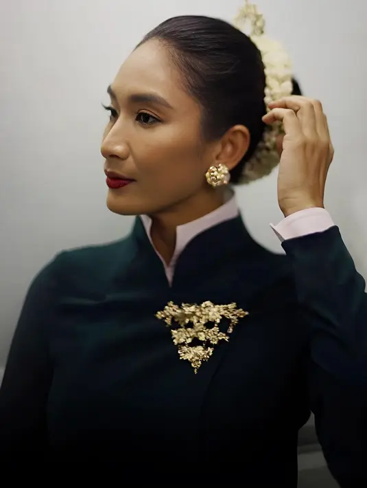 Kali ini Happy Salma tak kalah memesona ketika mengenakan kebaya Janggan. Kebaya Janggan dulunya selalu dikenakan oleh Ratna Ningsih atau istri dari Pangeran Dipenogoro.  Penampilan menawan Happy Salma juga disempurnakan dengan gaya rambut sleek dan clean, pulasan lipstik merah, dan aksesori emas yang serasi. [Foto: Instagram/happysalma]