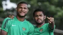 Pemain Timnas Indonesia U-22, Yabes Roni dan Marinus Wanewar, foto bersama sebelum latihan di Stadion UKM, Selangor, Senin (14/8/2017). Ini merupakan latihan terakhir jelang laga SEA Games melawan Thailand. (Bola.com/Vitalis Yogi Trisna)