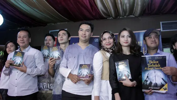 Bulan Terbelah di Langit Amerika