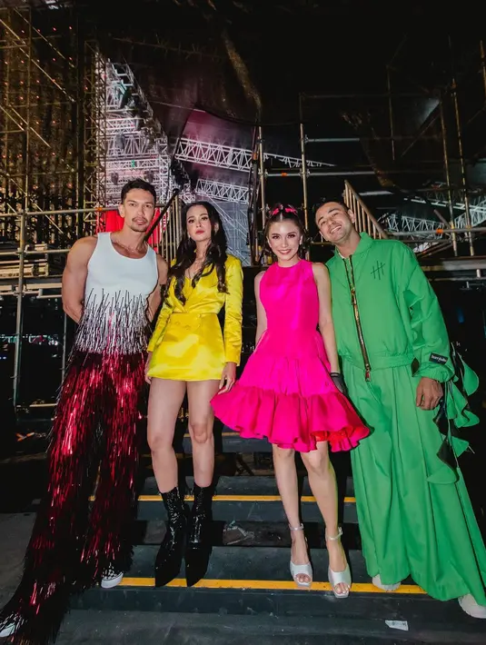 Malam itu,  artis cantik Laudya Cynthia Bella tidak ikut hadir. Mereka berempat kompak mengenakan outfit penuh warna. [Instagram/glennalinskie]