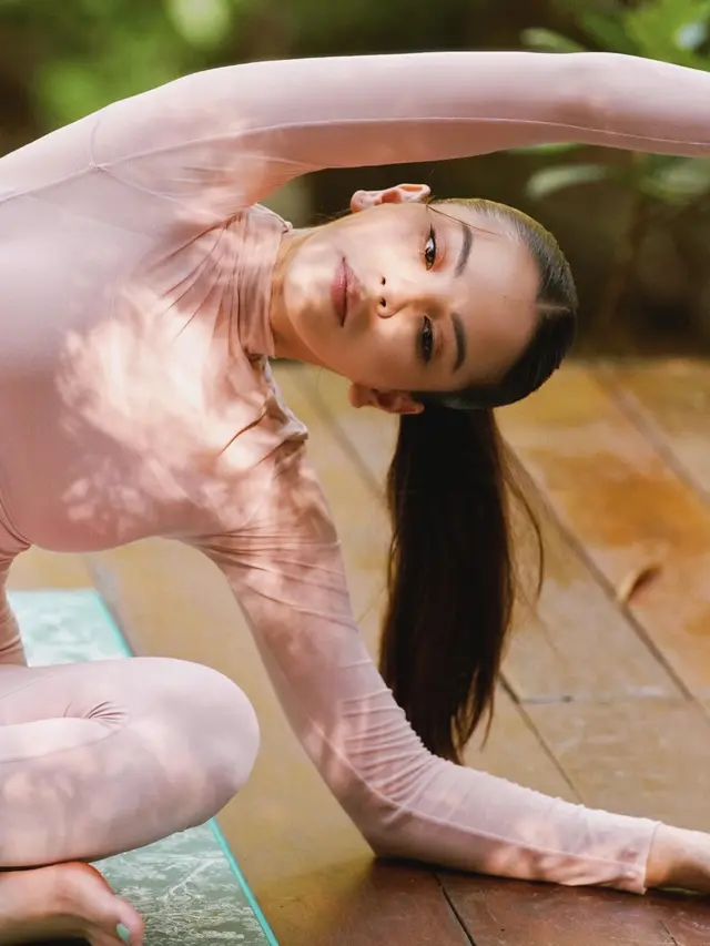 7 Potret Alyssa Daguise Jalani Olahraga Pilates di Tengah Alam Ini Seru Banget