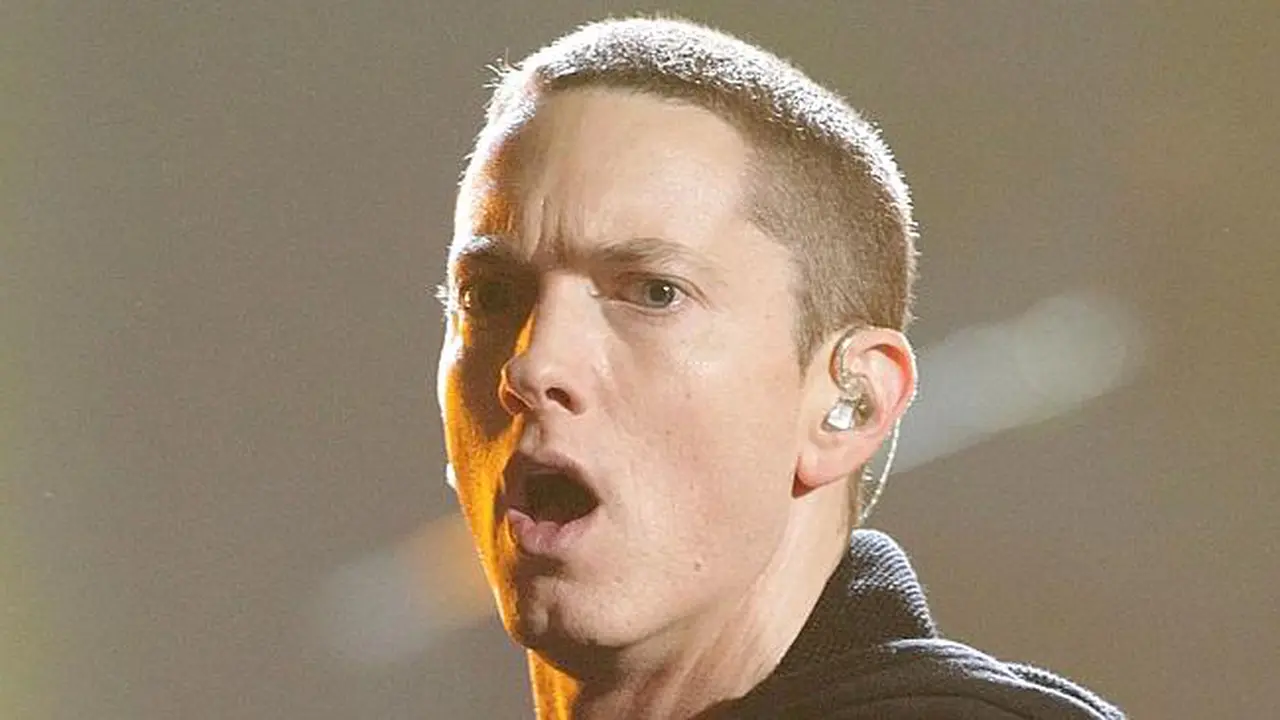 Lulus SMA, Putri Eminem Jadi Murid Terbaik