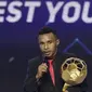 Pemain Persipura Jayapura, Todd Ferre, menerima penghargaan sebagai pemain muda terbaik pada Indonesian Soccer Awards 2019 di Studio Indosiar, Jakarta, Jumat (10/12). Acara ini diadakan oleh Indosiar bersama APPI. (Bola.com/M Iqbal Ichsan)