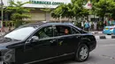 Presiden Joko Widodo (Jokowi) berada di dalam mobil usai meninjau aktivitas pertokoan di kawasan Sarinah Thamrin, Jakarta, Jumat (15/1). Kunjungan tersebut guna memastikan situasi Ibukota kembali normal pasca serangan teror. (Liputan6.com/Faizal Fanani)