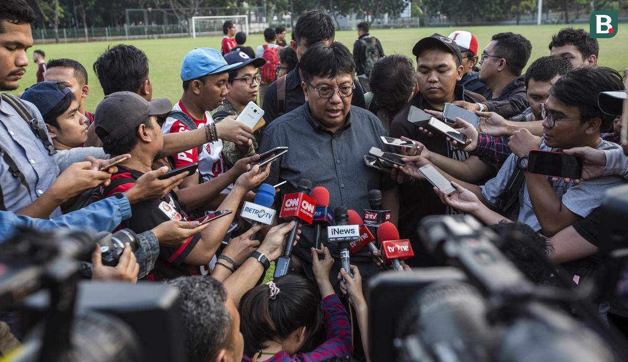 Direktur Utama Persija Jakarta, Gede Widiade, memberikan keterangan pers usai latihan di Lapangan ABC Senayan, Jakarta, Senin (14/5/2018). Latihan ini persiapan jelang melawan Home United pada laga AFC Cup. (Bola.com/Vitalis Yogi Trisna)
