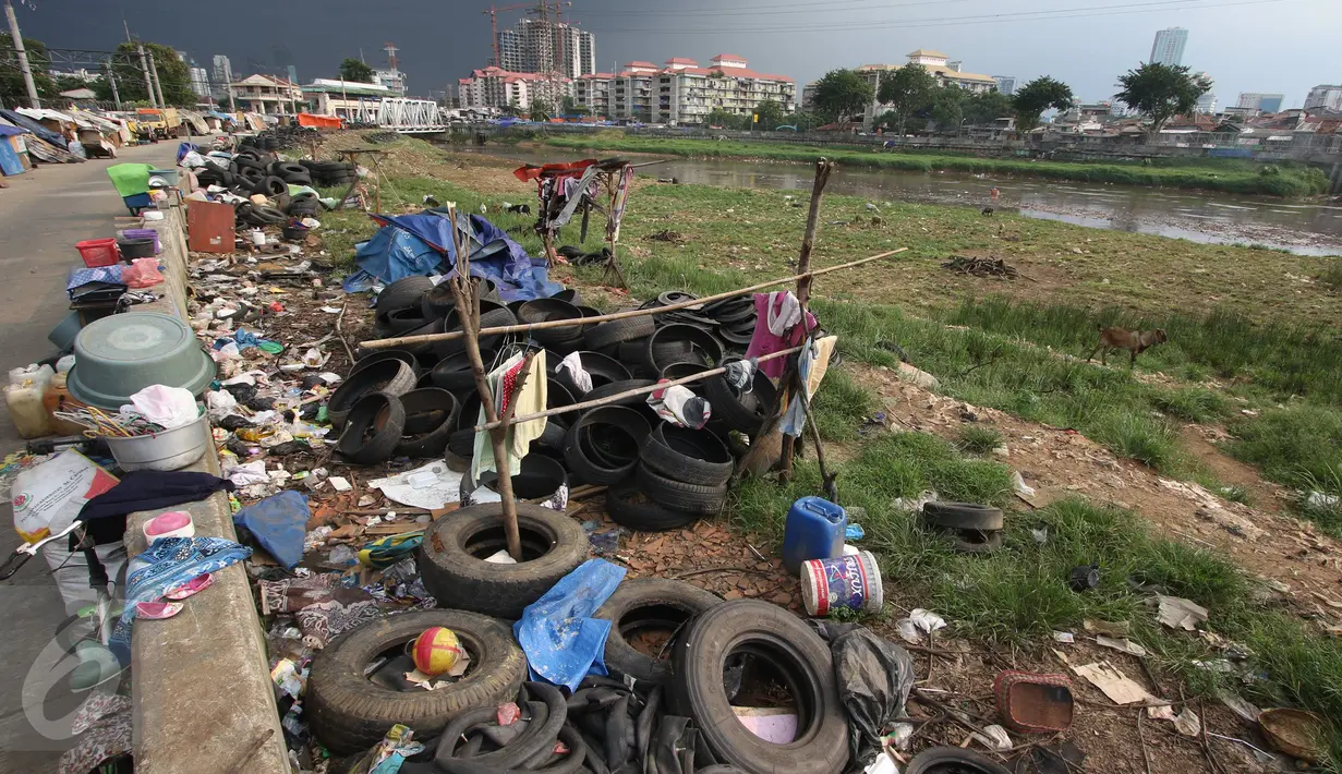 Kondisi kumuhnya jalur inspeksi kanal banjir barat (KBB) di kawasan Kebon Melati, Jakarta, Rabu (1/6). Kurangnya pengawasan membuat gubuk liar kembali menjamur di kawasan tersebut, meski telah berulang kali ditertibkan. (Liputan6.com/Immanuel Antonius)
