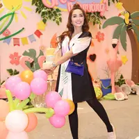 Cantiknya cewek ini memang nggak pernah lekang oleh waktu. (Sumber foto: ussypratama/instagram)