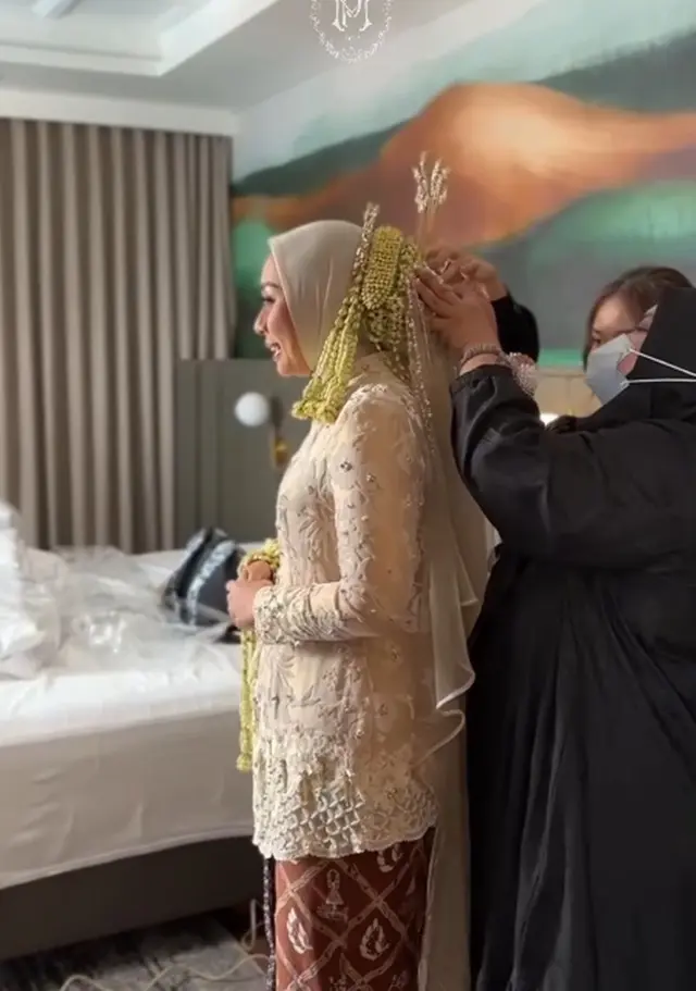 5 Potret detail kebaya Wabup Garut Putri Karlina saat dinikahi anak Dedi Mulyadi, cerminkan keanggunan
