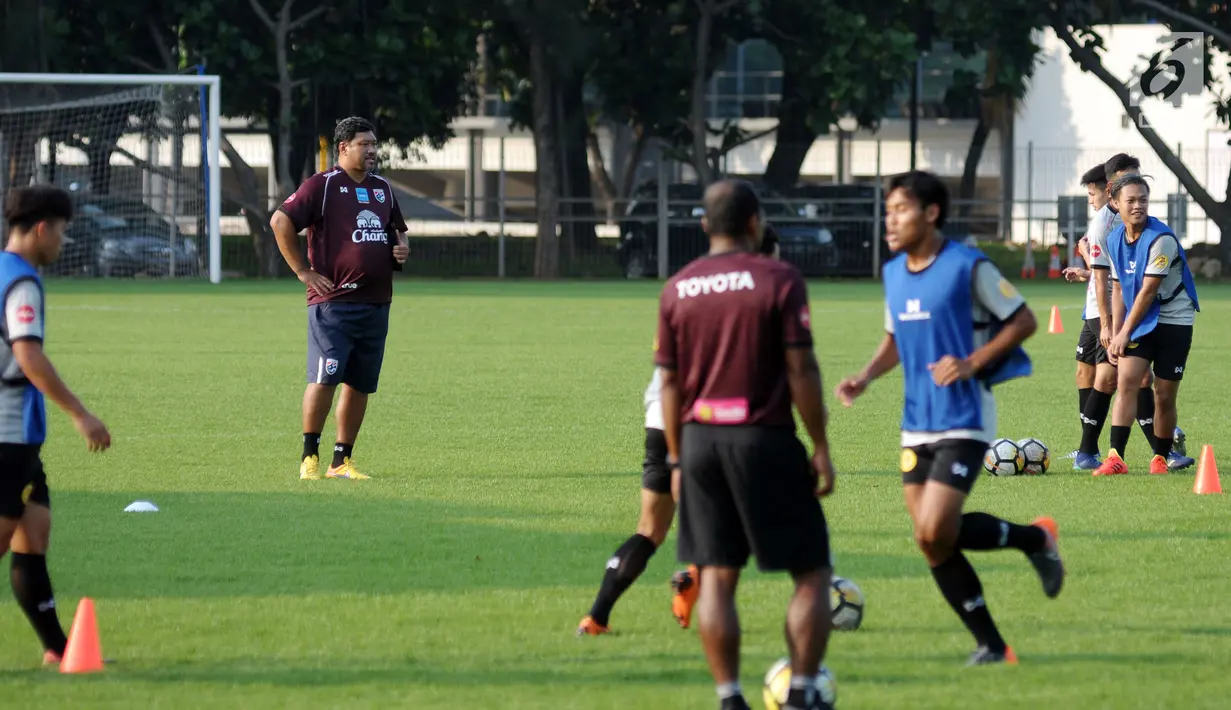 Pelatih Timnas Thailand U-23. Worrawoot Srimakha saat memimpin latihan di Lapangan B Kompleks GBK, Jakarta, Selasa (29/5). Timnas Thailand U-23 akan melakoni uji coba lawan Indonesia U-23 pada 31 Mei dan 3 Juni. (Liputan6.com/Helmi Fithriansyah)