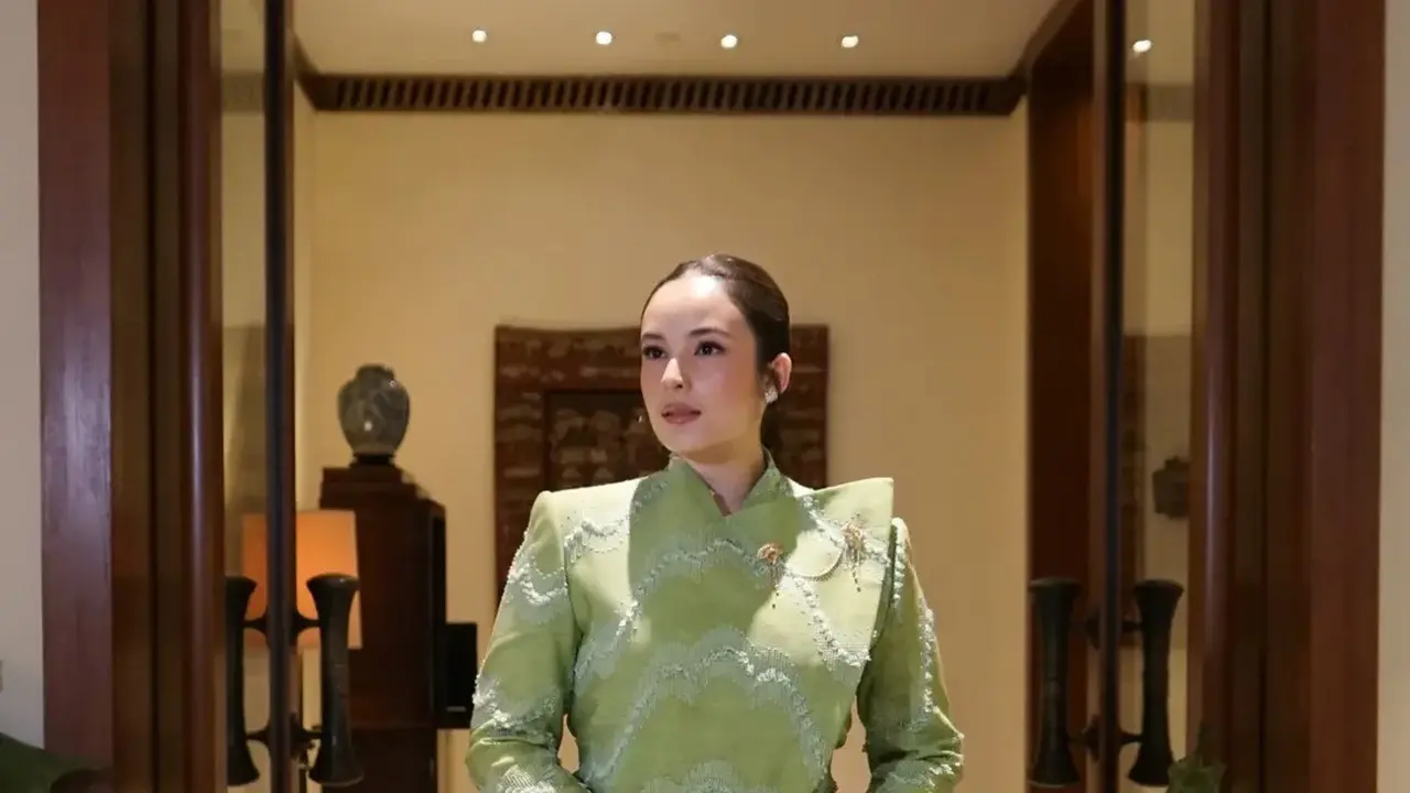Chelsea Islan Tampil Anggun dalam Tenun Sabilulungan di Konferensi Pers Film Bunga Penutup Abad