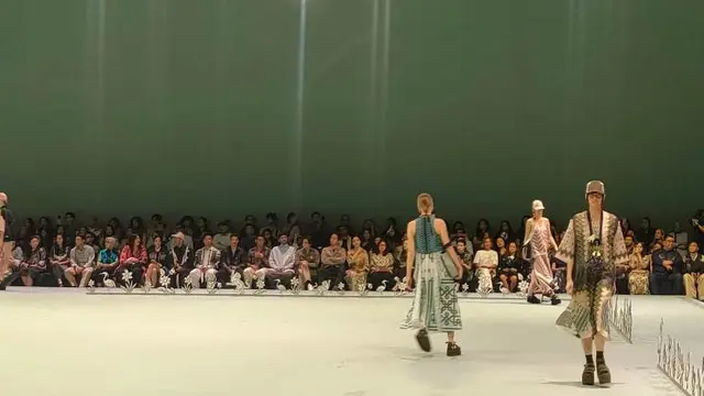 Biyan Tampilkan 110 Rancangan Spring Summer 2025, Mengajak Bernostalgia Masa Sekolah dan Menyeimbangkan Aktivitas Hidup.