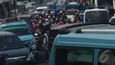Pembokaran Ruko di Jalan Jatinegara Barat sebabkan kemacetan, Jakarta, Rabu (27/8/2014) (Liputan6.com/Faizal Fanani)