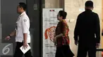 Mantan Menkes Siti Fadilah berjalan saat memenuhi panggilan KPK, Jakarta, Senin (7/3). Siti diperiksa sebagai saksi terkait dugaan korupsi pengadaan alat kesehatan RS Unair tahap I dan II tahun Anggaran 2010. (Liputan6.com/Helmi Afandi)