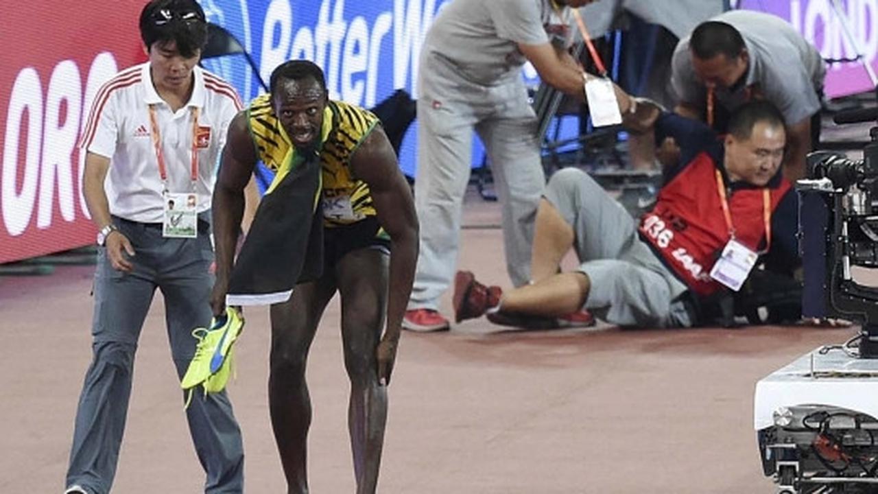 Insiden lucu Usain Bolt tertabrak kameramen usai juara lari 200 M
