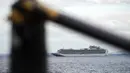 Sebuah kapal pesiar Diamond Princess berlabuh di Pelabuhan Yokohama pada saat kedatangan di Yokohama, dekat Tokyo, Selasa, (4/2/2020). Juru bicara Jepang, Yoshihide Suga menyebut delapan orang di dalam kapal tersebut mengalami gejala-gejala virus corona seperti demam. (AP Photo/Eugene Hoshiko)