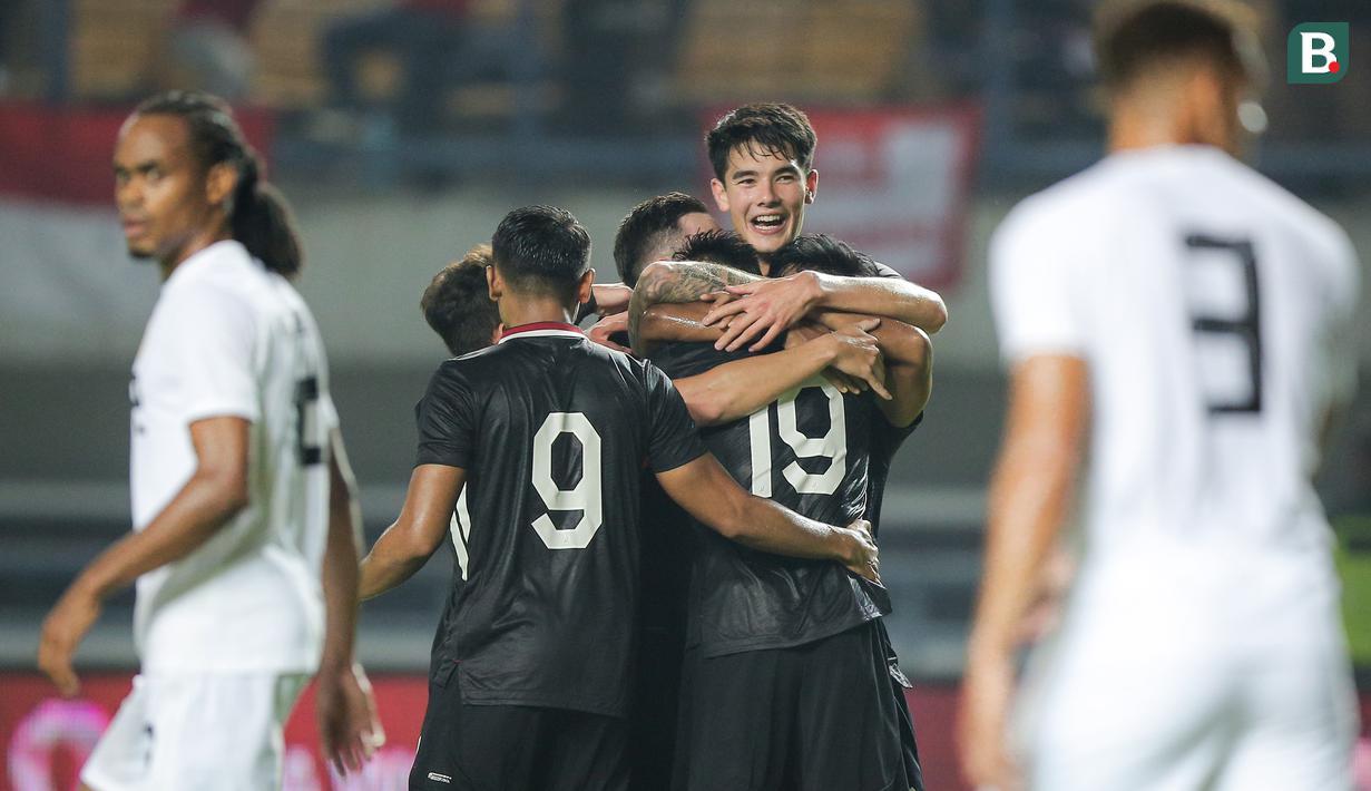 <p>Elkan Baggott dan kawan-kawan merayakan gol kedua Timnas Indonesia ke gawang Curacao yang dicetak Fachruddin Aryanto dalam laga uji coba FIFA Matchday antara Timnas Indonesia menghadapi Curacao di Stadion Gelora Bandung Lautan Api (GBLA), Bandung, Jawa Barat, Sabtu (24/9/2022) malam WIB. (Bola.com/Bagaskara Lazuardi)</p>