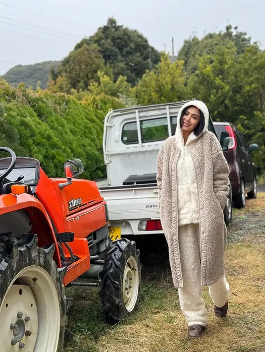 Padu padan hoodie dan celana wool warna putih dan long outer warna nude bikin tampilan Yuni Shara terlihat chic.  [@yunishara36]