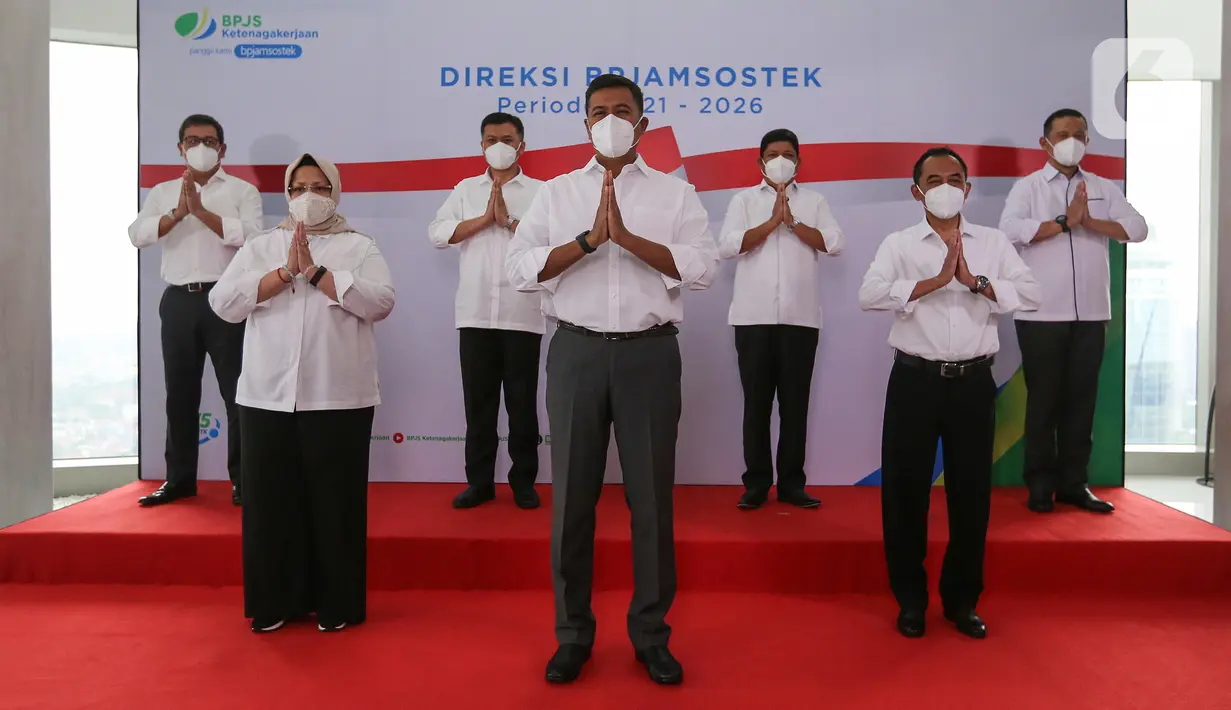 Direktur Utama BP Jamsostek Anggoro Eko Cahyo (tengah) bersama jajaran Direksi saat perkenalan direksi periode 2021-2026 di Plaza BP Jamsostek, Jakarta, Selasa (23/2/2021). Jajaran direksi berharap formasi yang ada saat ini dapat meningkatkan kinerja BPJS Ketenagakerjaan. (Liputan6.com/Fery Pradolo)