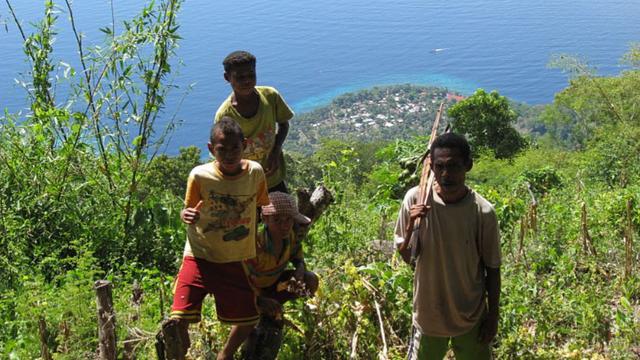 Gunung Maru di Pulau Pura