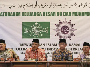 Ketua Umum PBNU KH. Said Aqil Siradj (ketiga kanan) dan Ketua Umum PP Muhammadiyah H. Haedar Nashir (kedua  kiri) memberi keterangan saat silaturahim keluarga besar NU dan Muhammadiyah di kantor PBNU, Jakarta, Jumat (23/3). (Liputan6.com/Herman Zakharia)