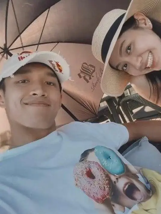 Berpose dengan latar pemandangan pantai yang indah, Jojo dan Shanju tampil serasi. Jojo Terlihat mengenakan kaus warna putih yang dipadukan dengan topi warna senada.