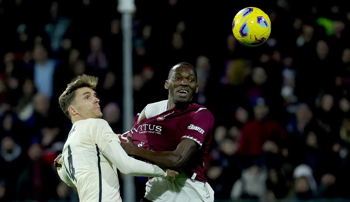 AS Roma unggul 2-1 atas Salernitana. (Alessandro Garofalo/LaPresse via AP)