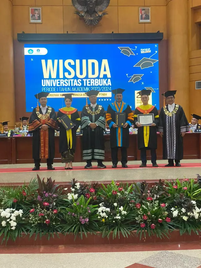 Tina Toon jalani wisuda sebagai Sarjana Hukum di Universitas Terbuka