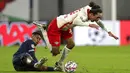 Pemain Paris Saint-Germain Presnel Kimpembe (kiri) berebut bola dengan pemain RB Leipzig Yussuf Poulsen pada pertandingan Grup H Liga Champions di RB Arena, Leipzig, Jerman, Rabu (4/11/2020). RB Leipzig menang 2-1. (AP Photo/Michael Sohn)