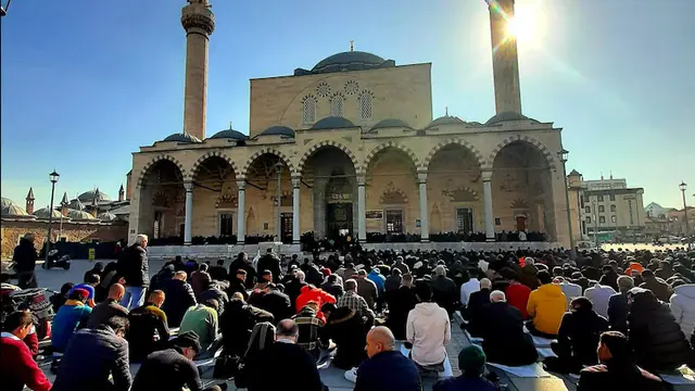 Suasana Salat Jumat di Kompleks Museum Mevlana, Konya, Turki. (Istimewa)