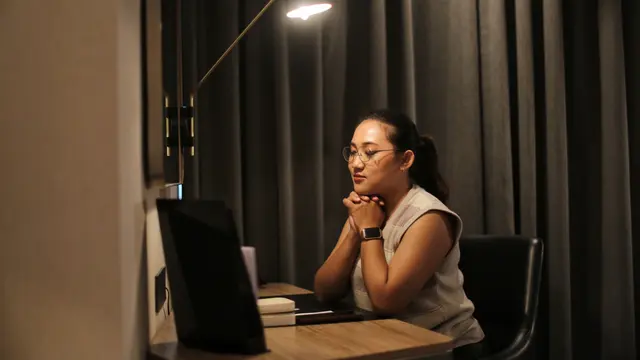 wanita february sikap bahagia