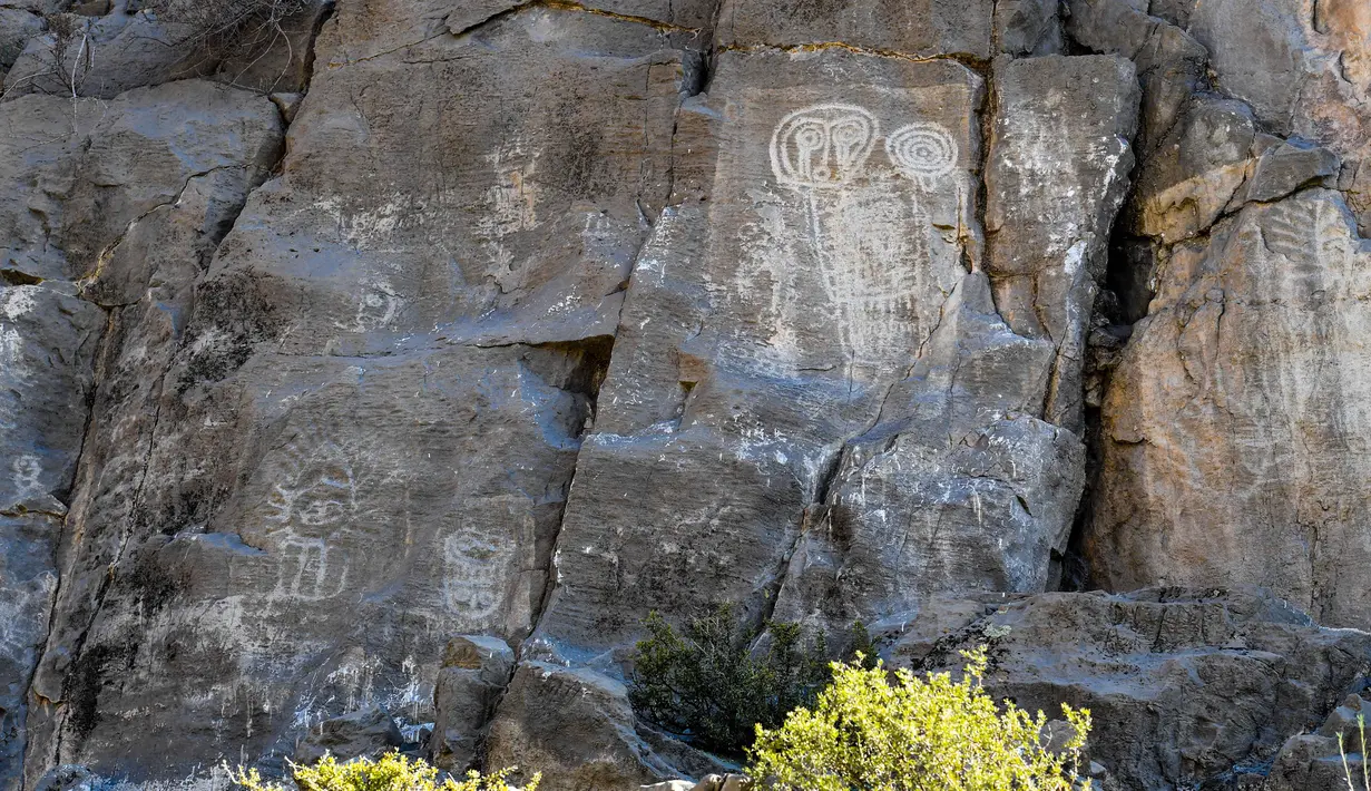 Foto lukisan batu di klaster seni cadas Gunung Zhuozi di Daerah Otonom Mongolia Dalam, China pada 17 Oktober 2020. Terletak di perbatasan Wuhai dan Ordos, Gunung Zhuozi adalah tempat dengan banyak lukisan batu yang berguna untuk penelitian tentang asal muasal nomad kuno di China. (Xinhua/Peng Yuan)