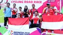 Atlet dan pelatih ParaCycling Indonesia berfoto bersama usai pengalungan medali ITT Road Race Asian Para Games 2018 di Sirkuit Sentul, Bogor, Senin (8/10). Indonesia berhasil merebut 3 perak dan 4 perunggu ITT Road Race. (Liputan6.com/Helmi Fithriansyah)