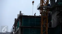 Pekerja menyelesaikan proyek pembuatan gedung bertingkat di Jakarta, (13/3). Kecelakaan kerja yang mengakibatkan kematian tercatat sebanyak 2.375 kasus dari total jumlah kecelakaan kerja.  (Liputan6.com/Faizal Fanani)